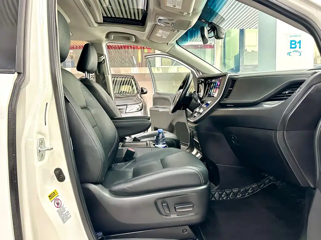 Toyota Sienna — миниатюра 18