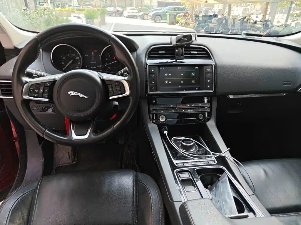 Jaguar F-PACE — миниатюра 10