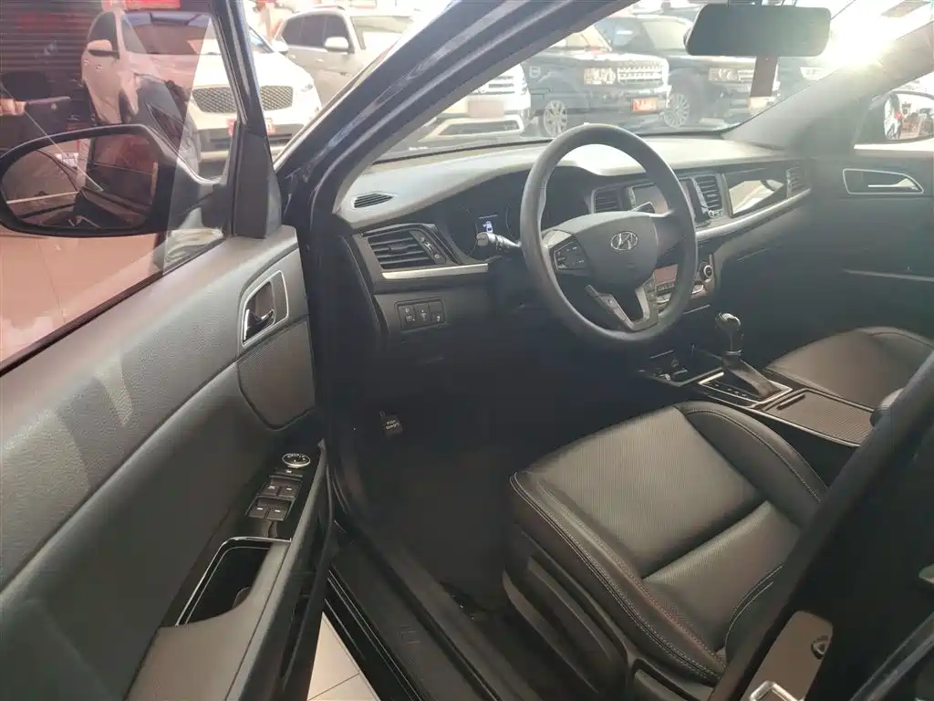 Hyundai Mistra 2017 1.6T AT GLS V