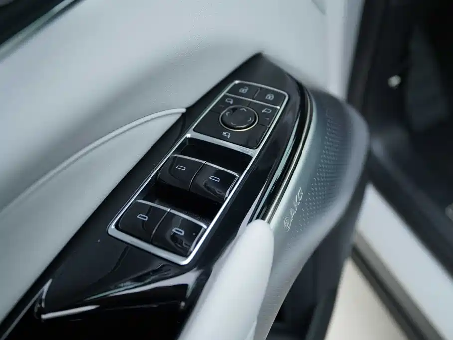 Cadillac Lyriq — миниатюра 8