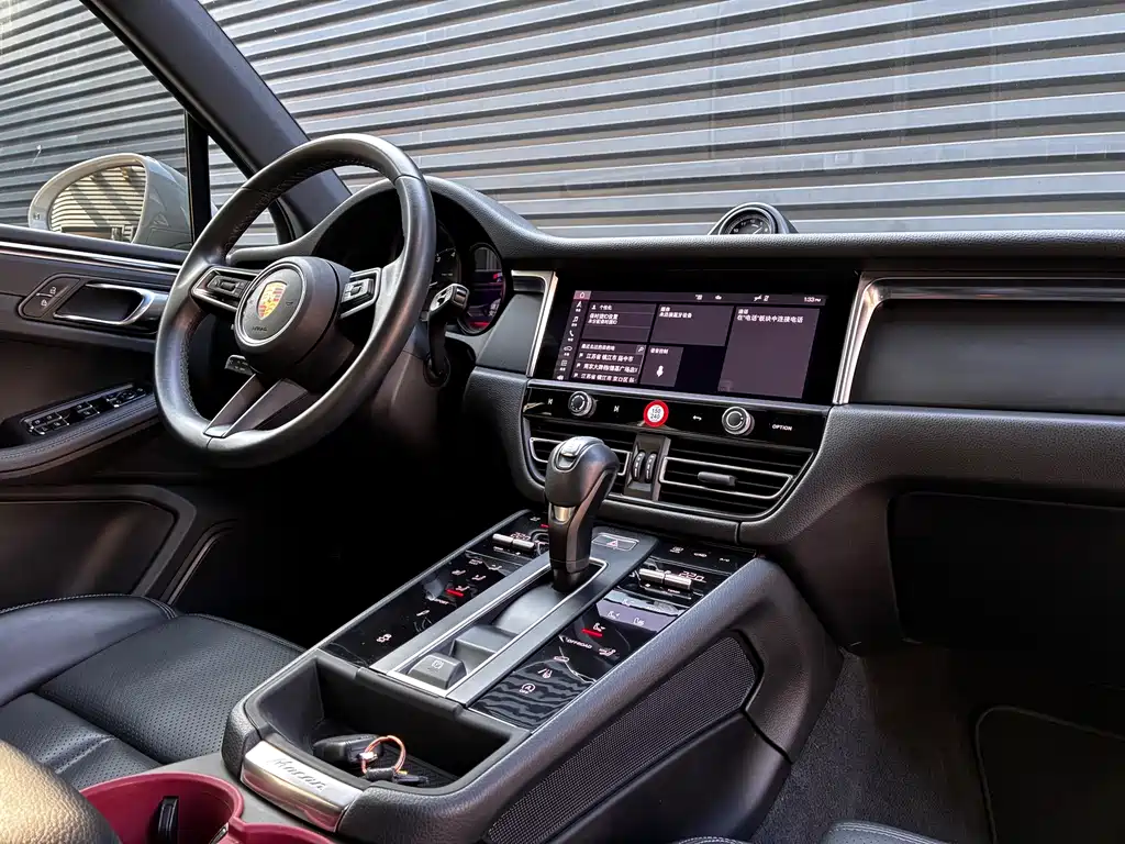 PORSCHE MACAN