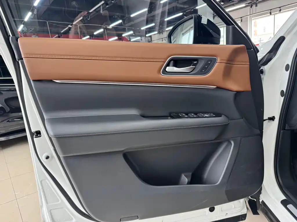 NISSAN EXPLORING THE LAND