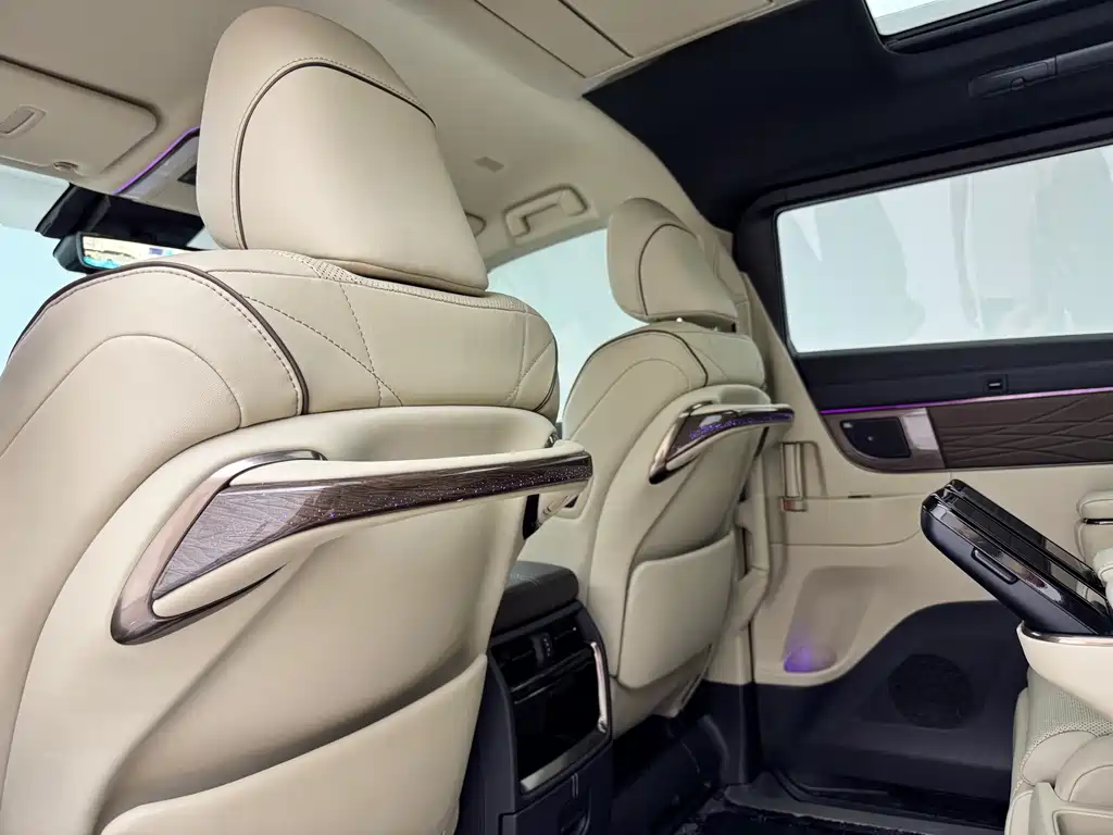 Toyota Alphard — миниатюра 7
