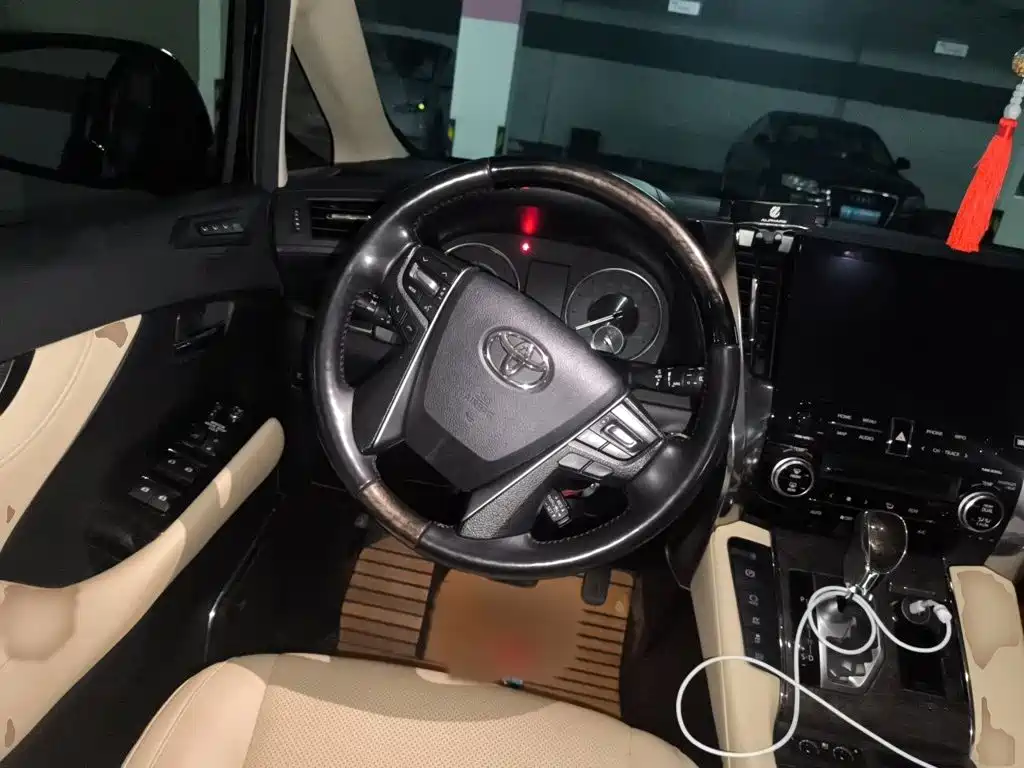 Toyota Alphard — миниатюра 3
