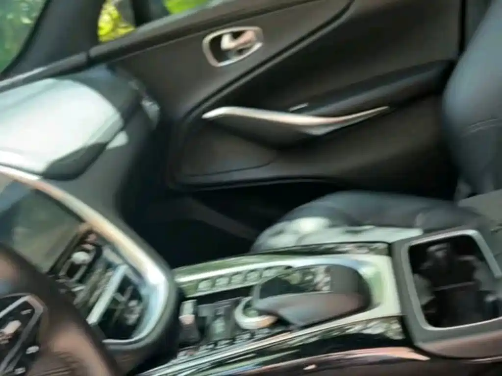 Aston Martin DBX — миниатюра 9