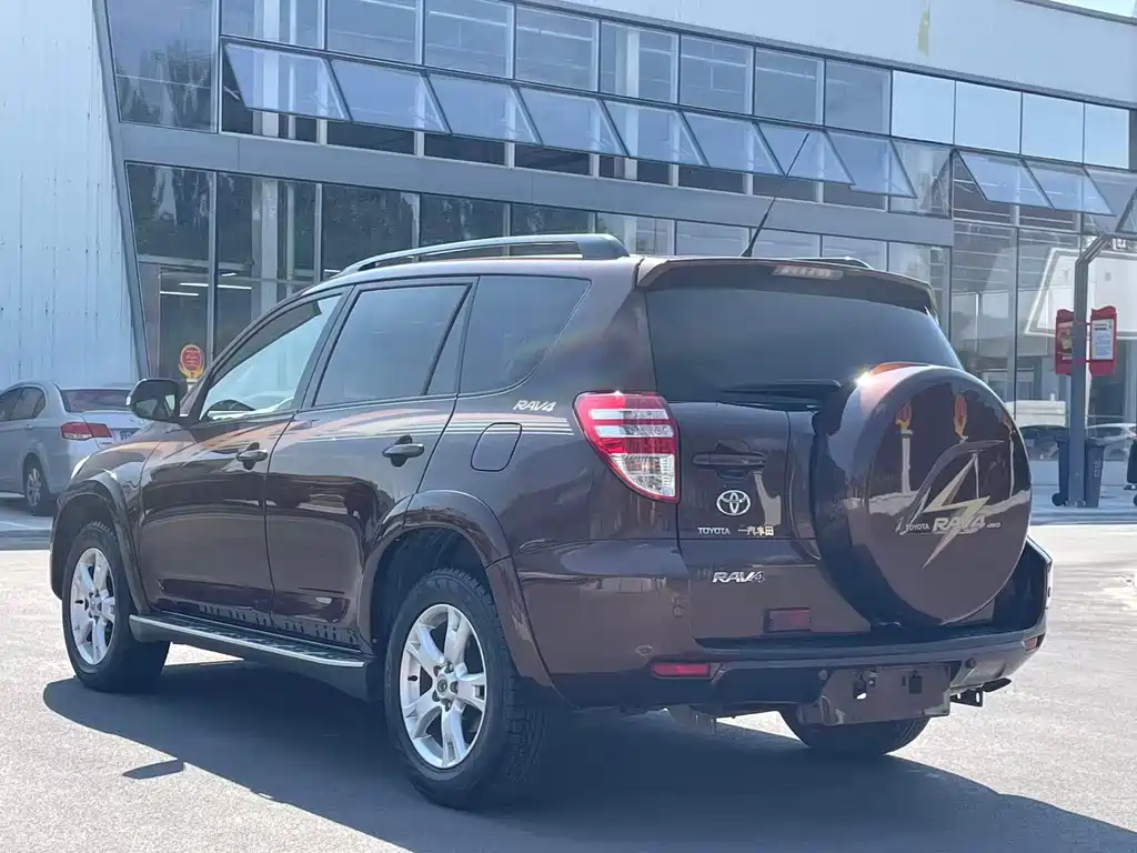 Toyota RAV4 — миниатюра 7