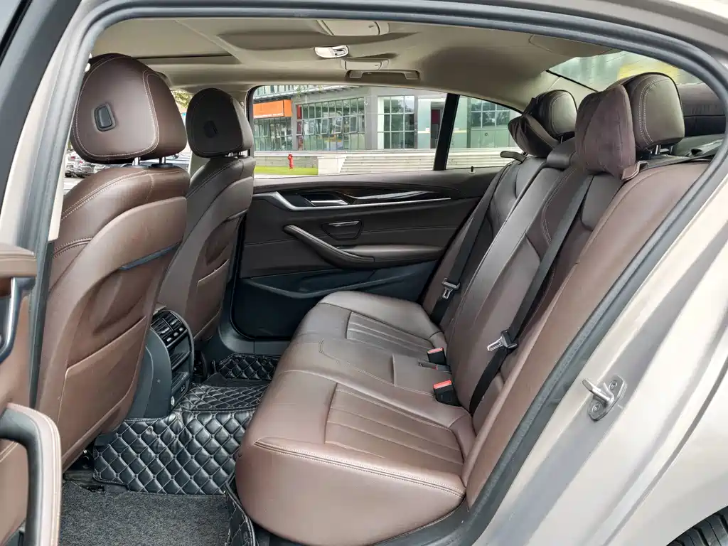 BMW 5 Series — миниатюра 8