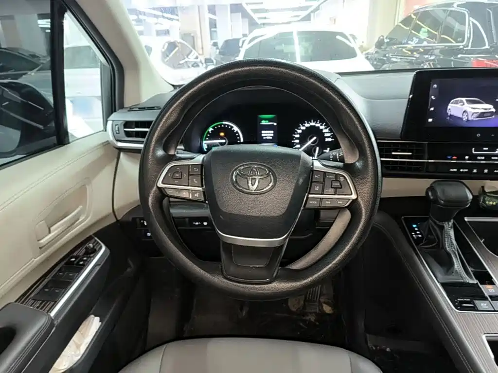 Toyota Granvia — миниатюра 11