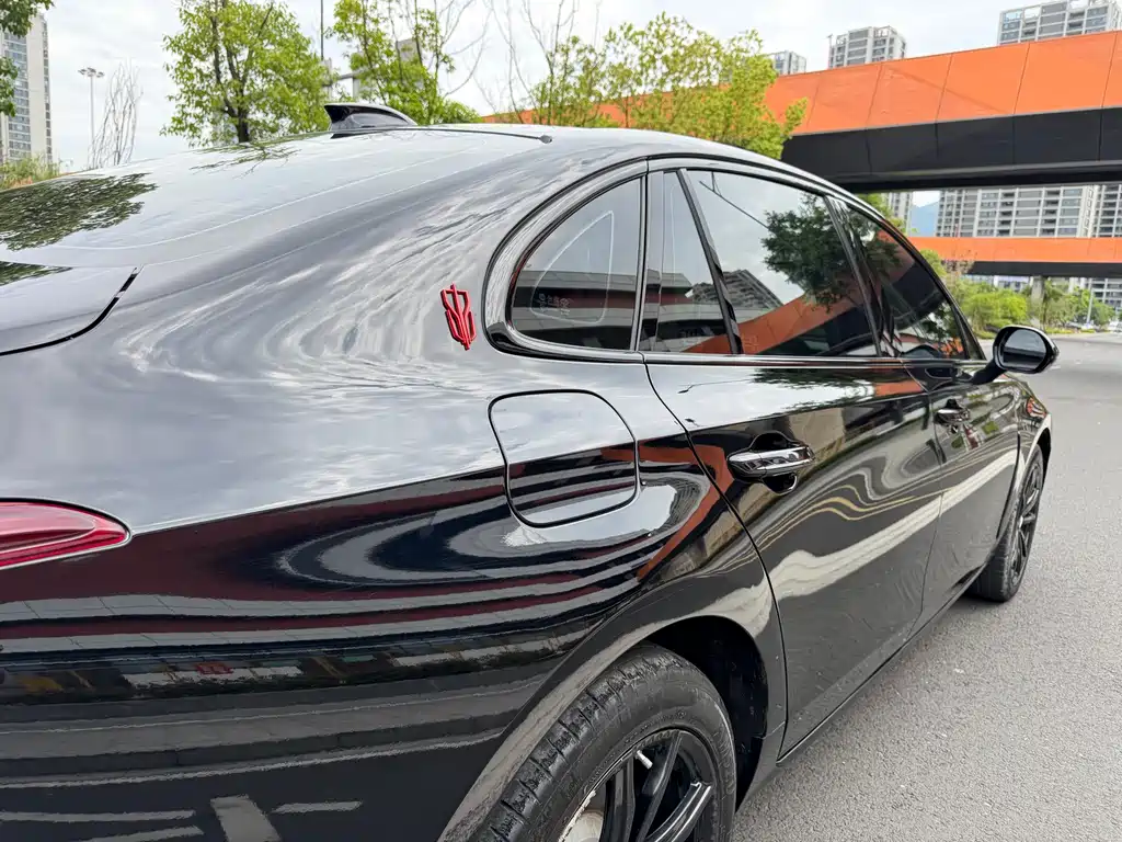 Hongqi H5 2025 2.0T AT