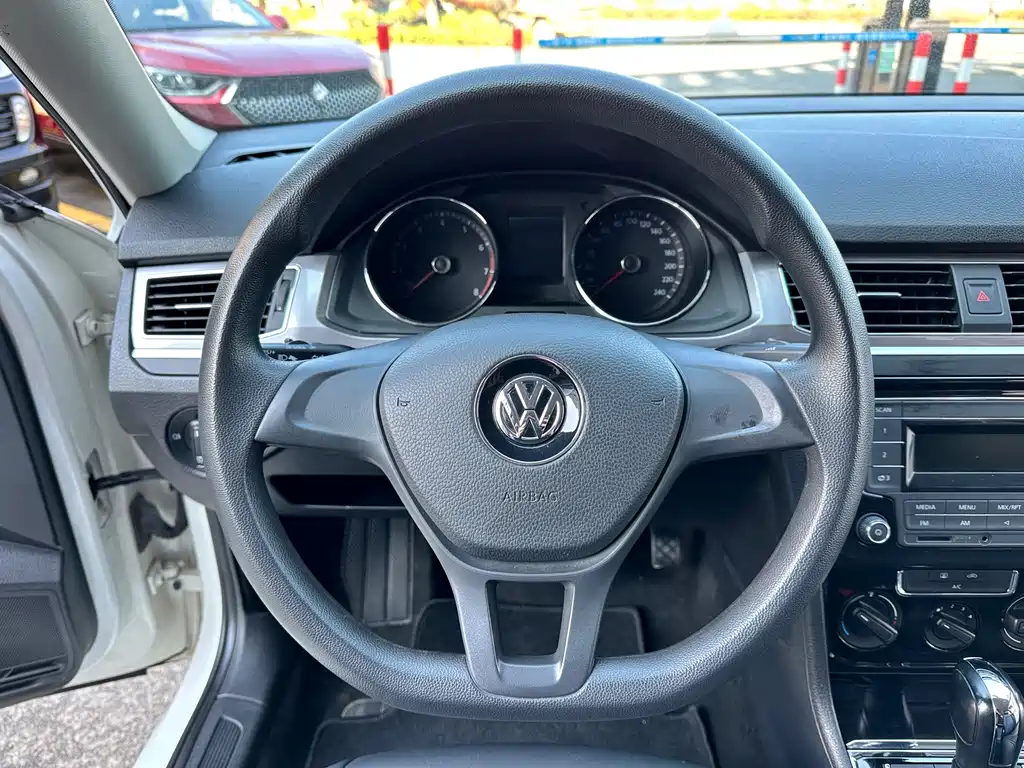 VOLKSWAGEN BORA