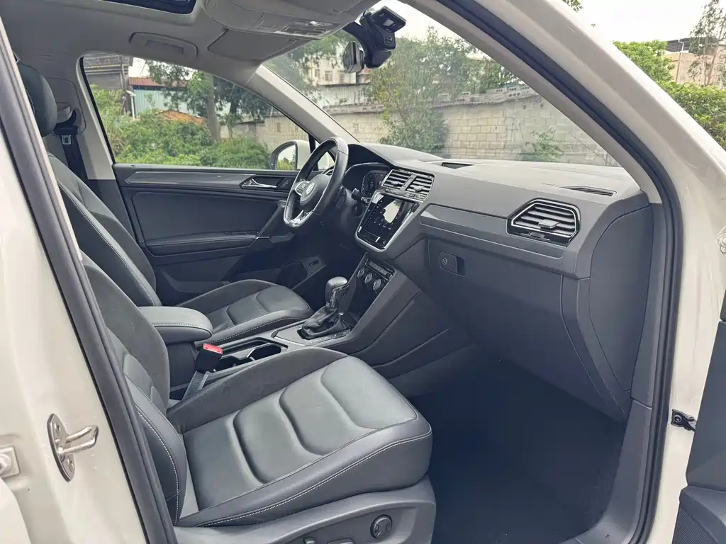 Volkswagen Tiguan L 330TSI Auto 2WD R-Line Premium Edition, фото 8