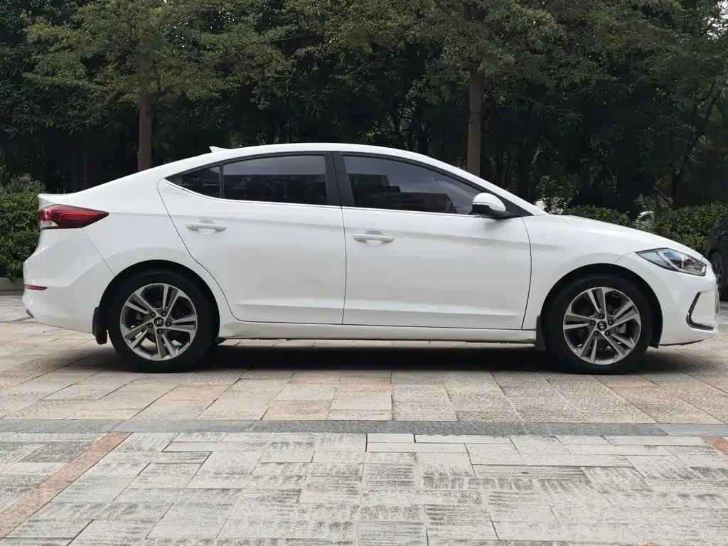 Hyundai Elantra — миниатюра 4