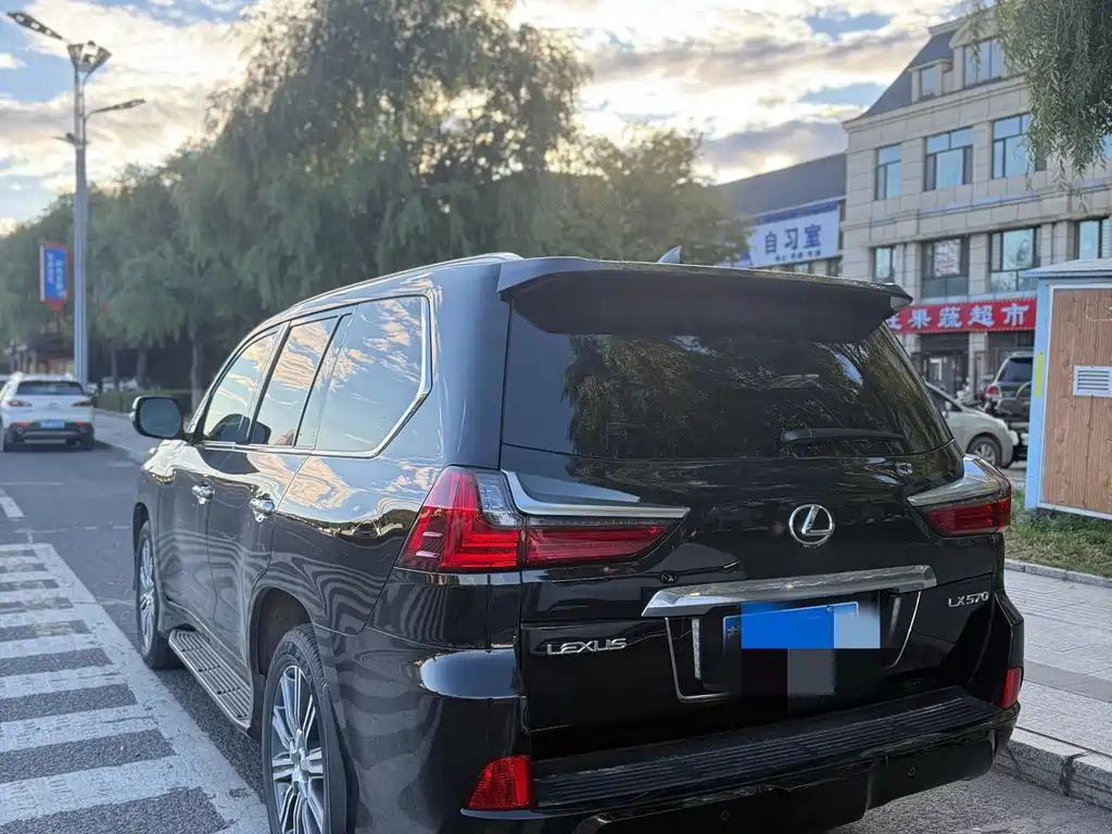 Lexus LX — миниатюра 2