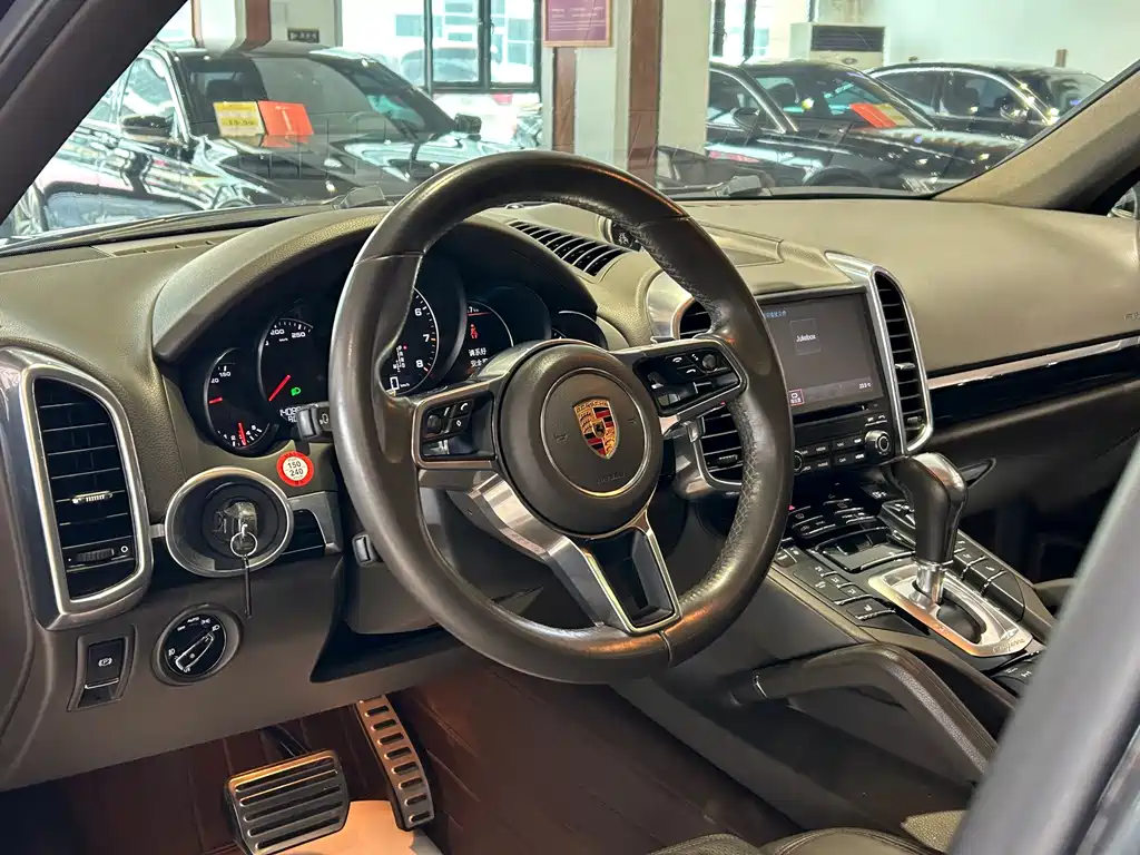 Porsche Cayenne — миниатюра 6