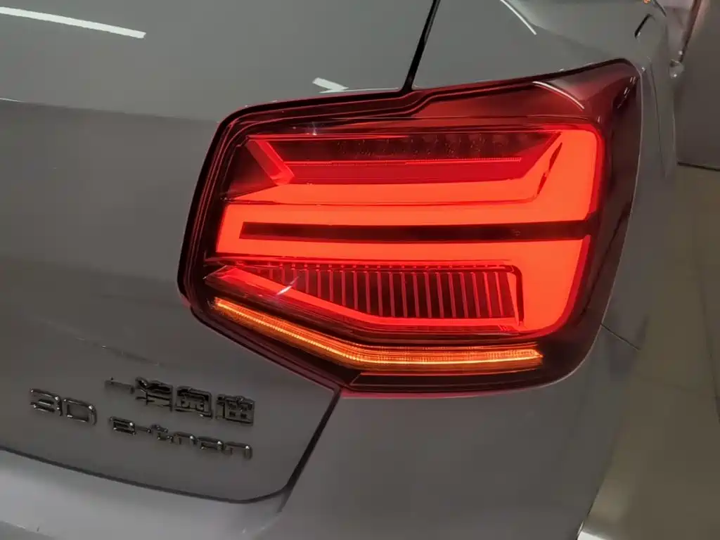 Audi Q2L e-tron — миниатюра 8