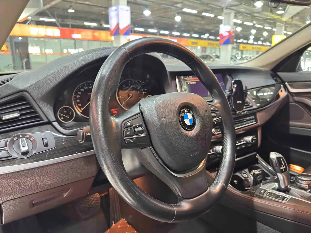 BMW 5 Series — миниатюра 12