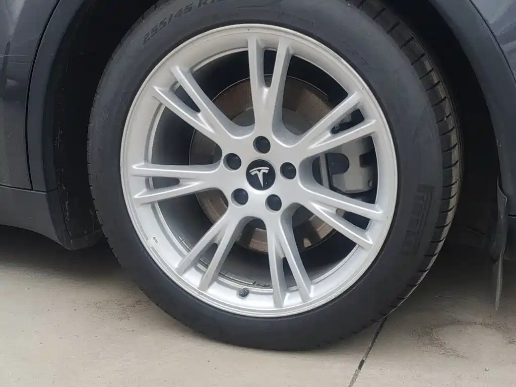Tesla Model Y — миниатюра 12