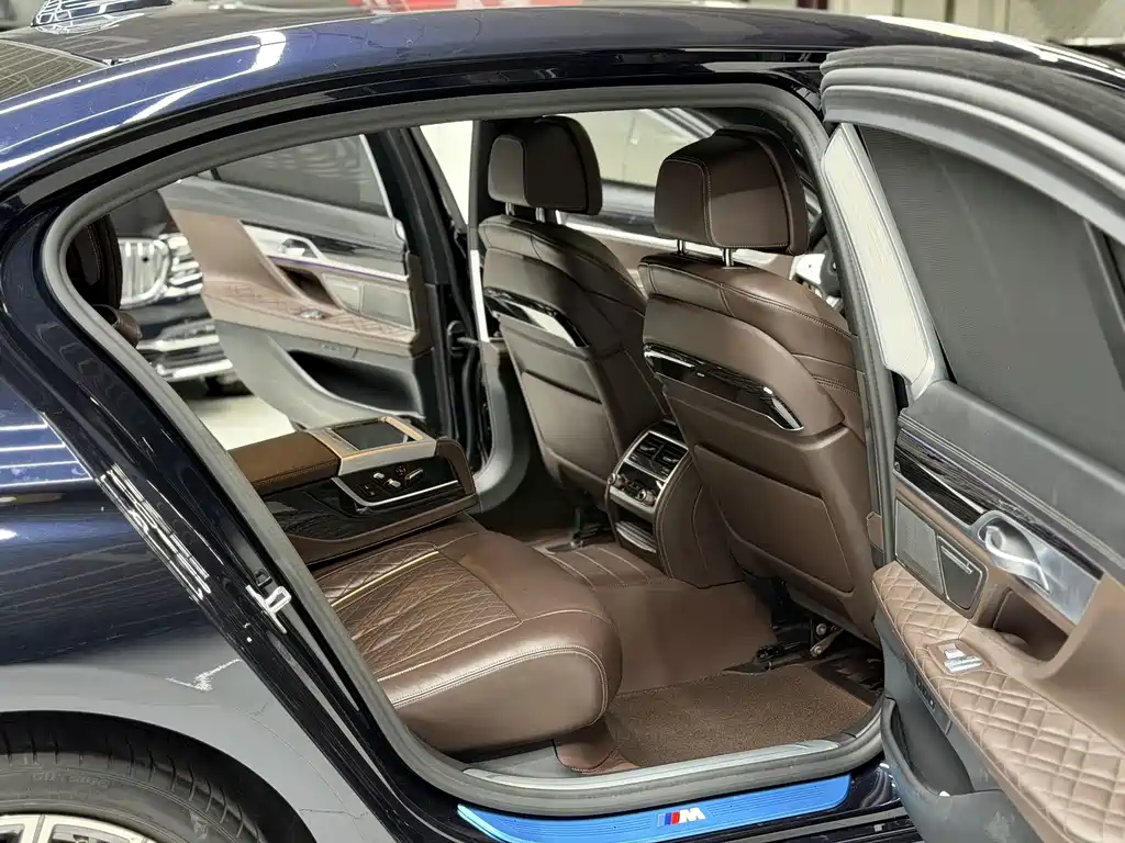 BMW 7 Series — миниатюра 9