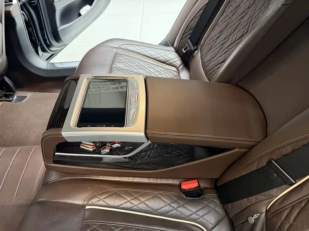 BMW 7 Series — миниатюра 11