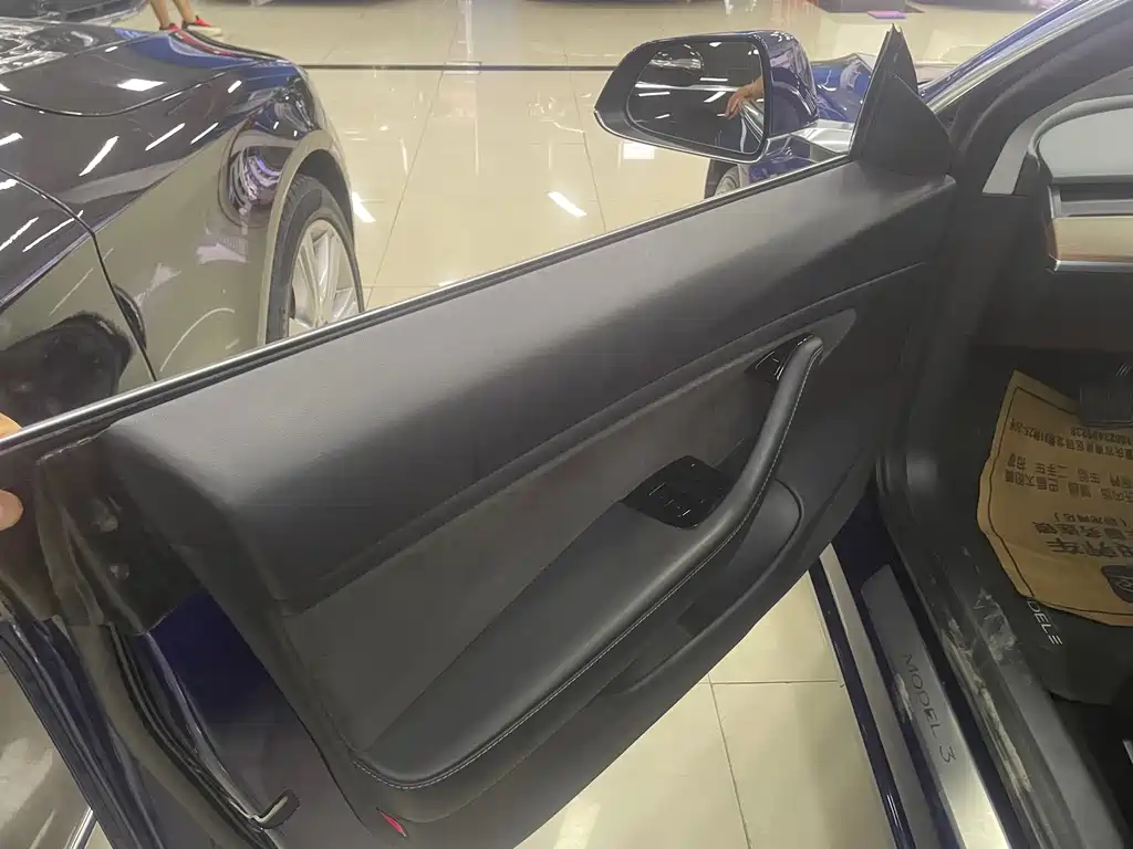 Tesla Model 3 — миниатюра 6