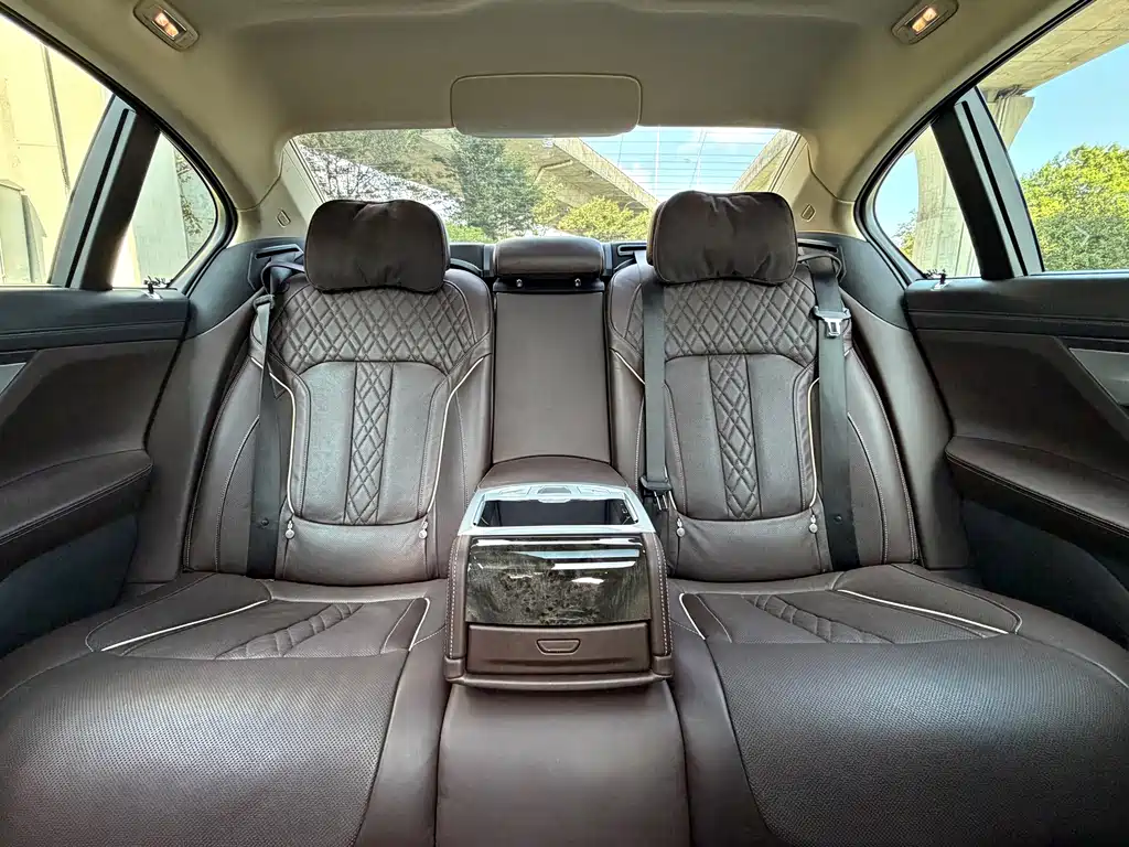 BMW 7 Series — миниатюра 11