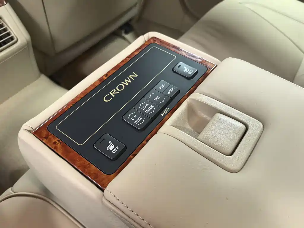 Toyota Crown — миниатюра 13