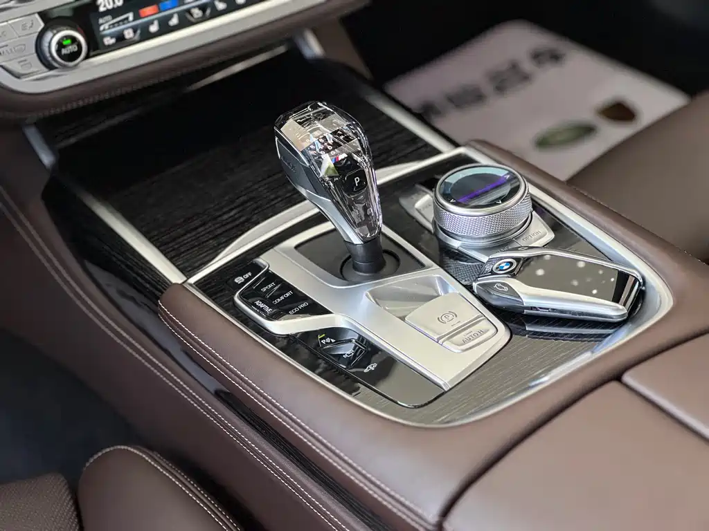 BMW 7 Series — миниатюра 13