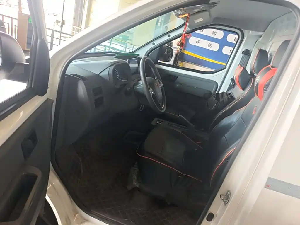 Wuling Yangguang — миниатюра 16