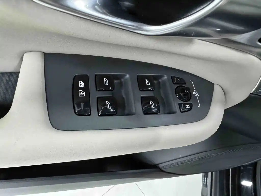 Volvo XC90 PHEV — миниатюра 21