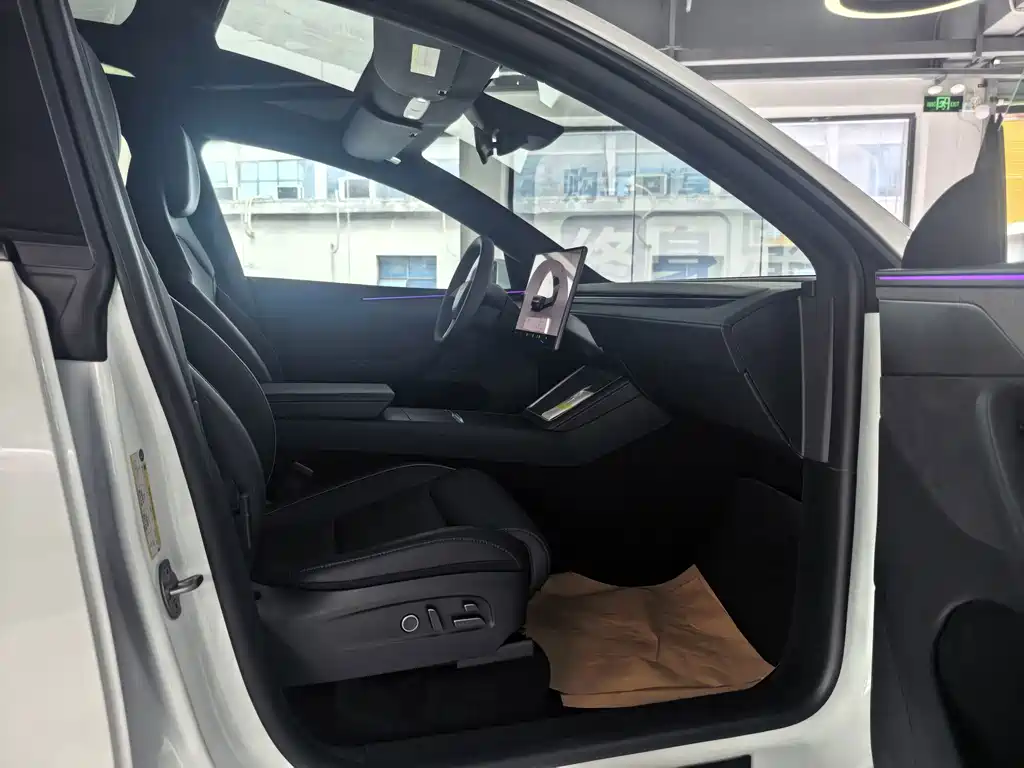 Tesla Model Y L — миниатюра 11
