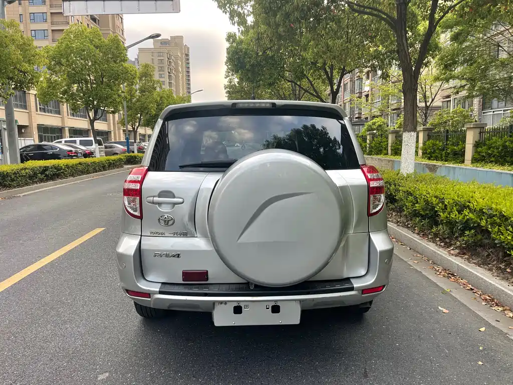 Toyota RAV4 2010 2.0L AT Luxury