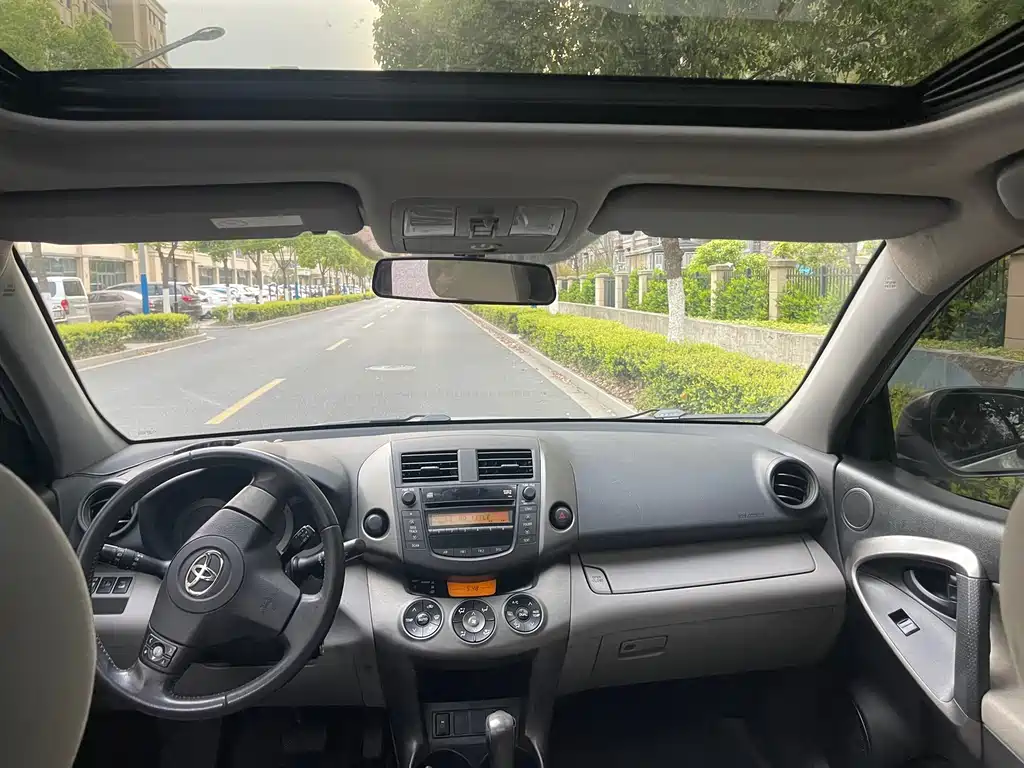 Toyota RAV4 2010 2.0L AT Luxury