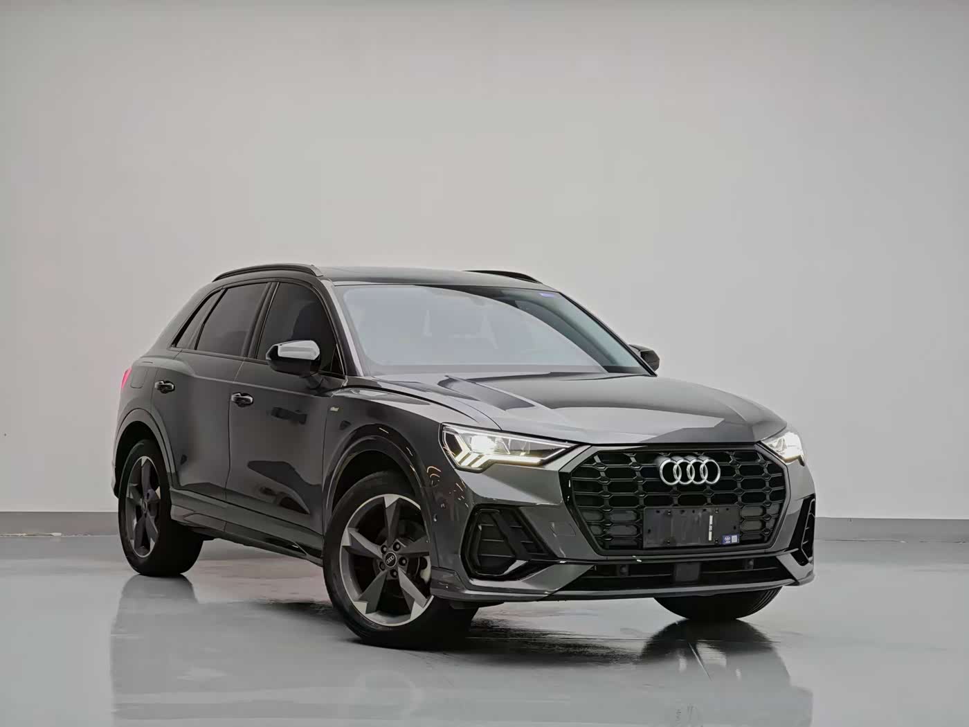 Audi Q3 1.4 л 2023 г. Серебристо-серый, пробег 32000 км