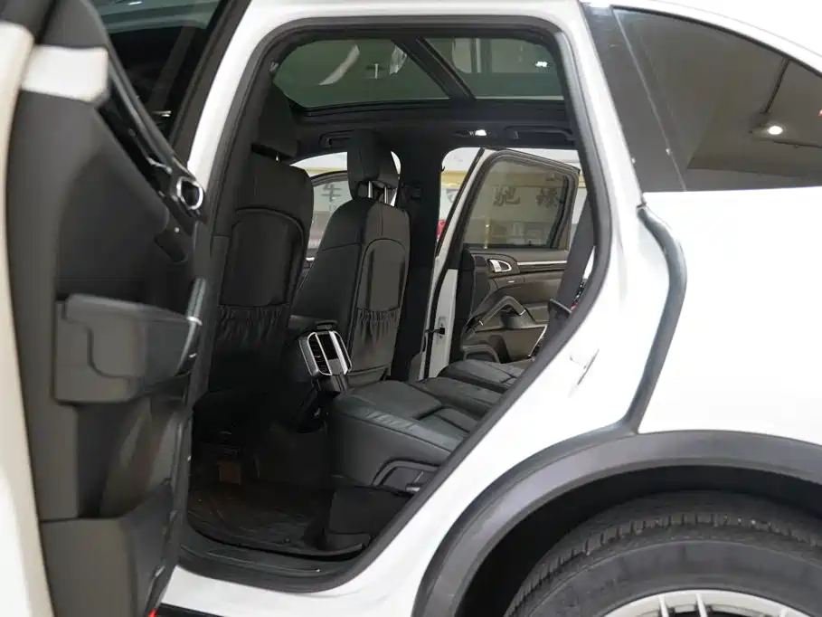 Porsche Cayenne — миниатюра 6