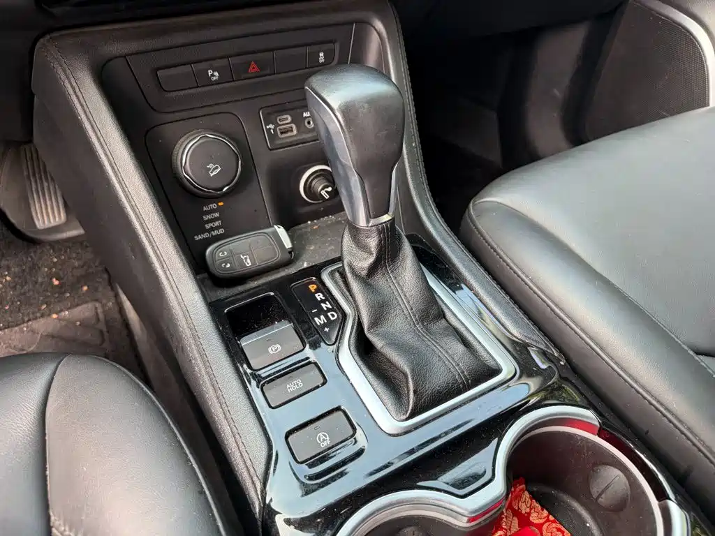 Jeep Grand Commander — миниатюра 9