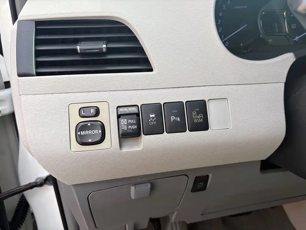 Toyota Sienna — миниатюра 13