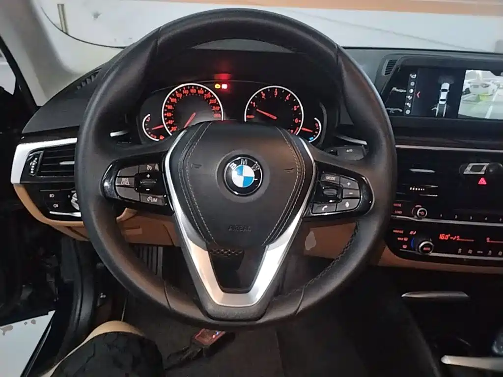 BMW 5 Series — миниатюра 11