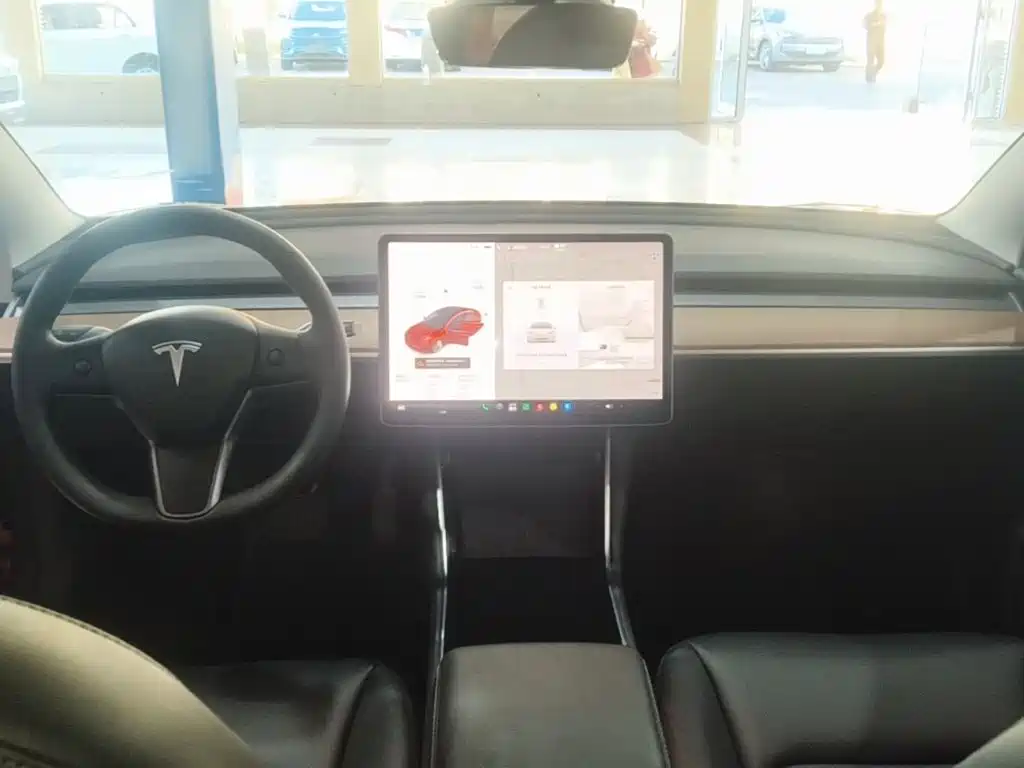 Tesla Model 3 — миниатюра 10