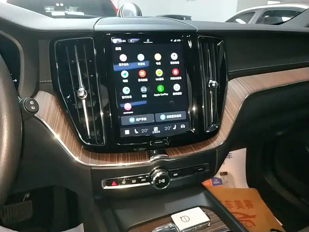 Volvo XC60 PHEV — миниатюра 13