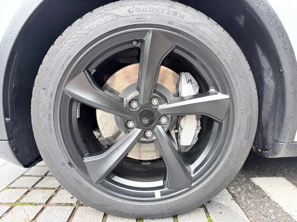 Tesla Model Y — миниатюра 20
