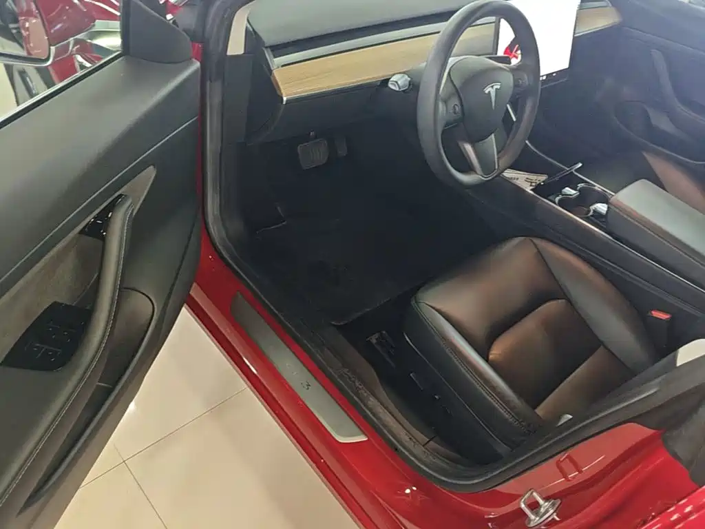 Tesla Model 3 — миниатюра 16