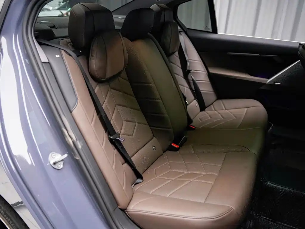 BMW 5 Series — миниатюра 7