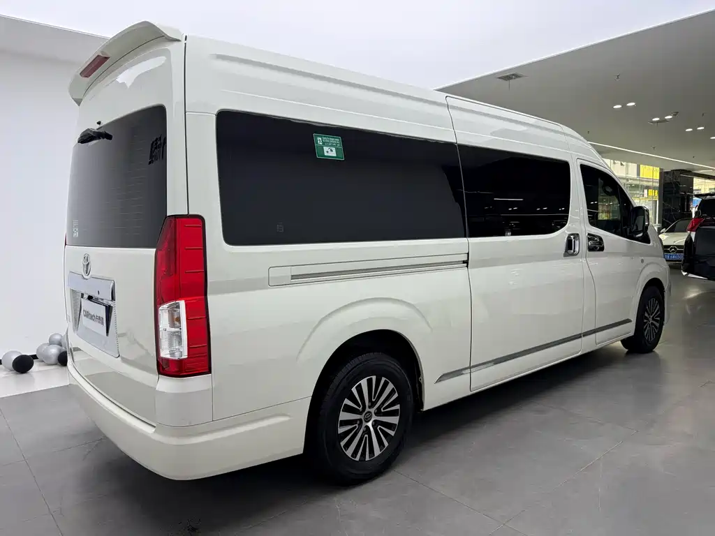 Toyota Hiace — миниатюра 3