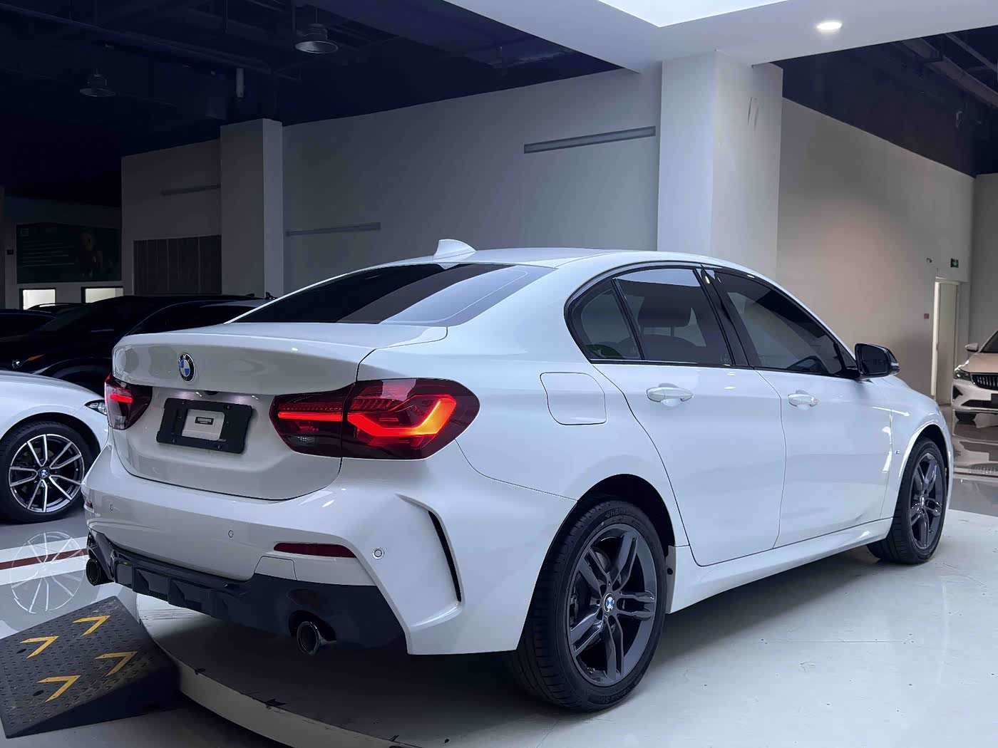 BMW 1 Series 1.5 л 2023 г. Белый, пробег 6000 км