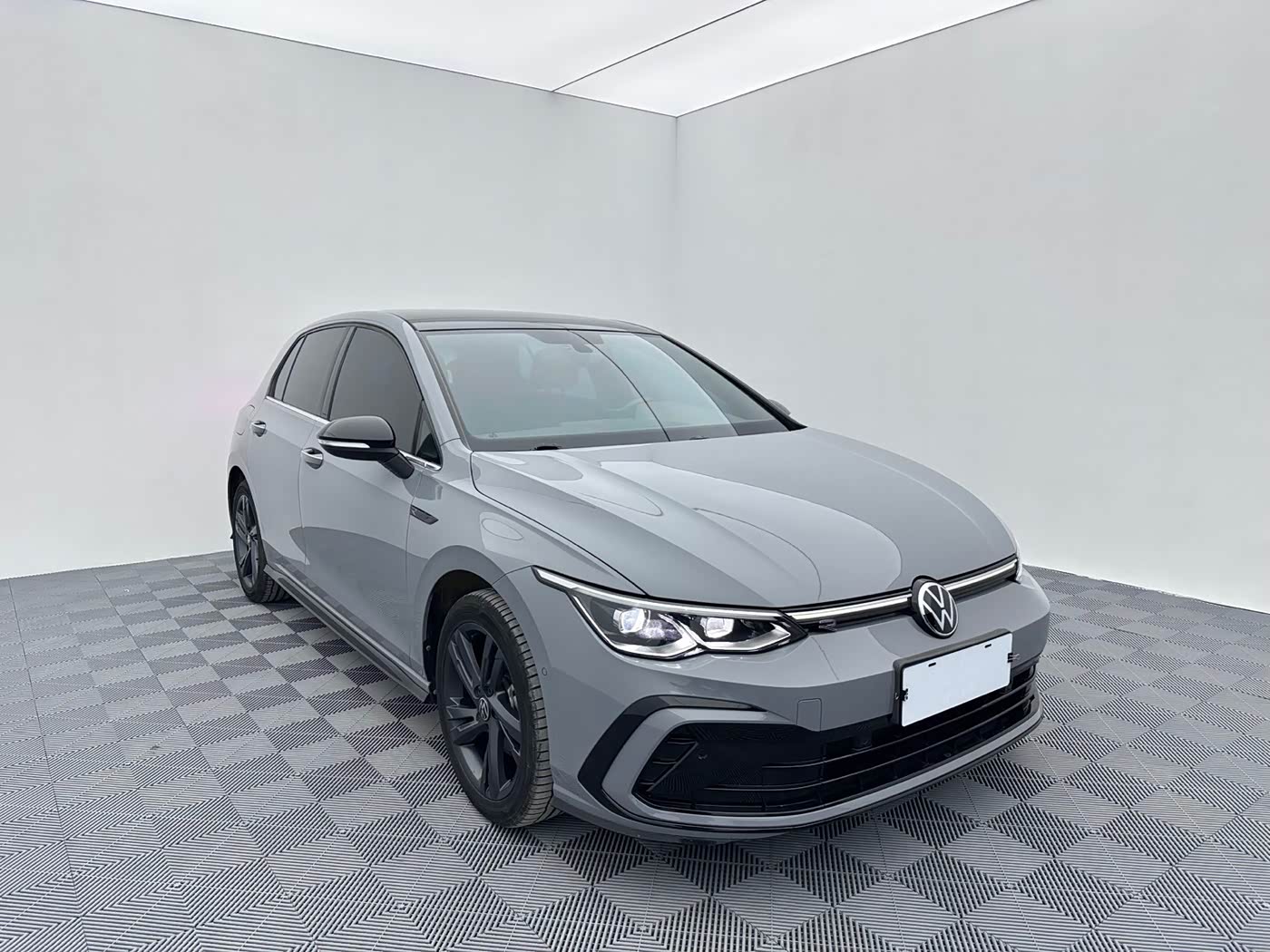 Volkswagen Golf 1.4 л 2023 г. Серебристо-серый, пробег 23000 км