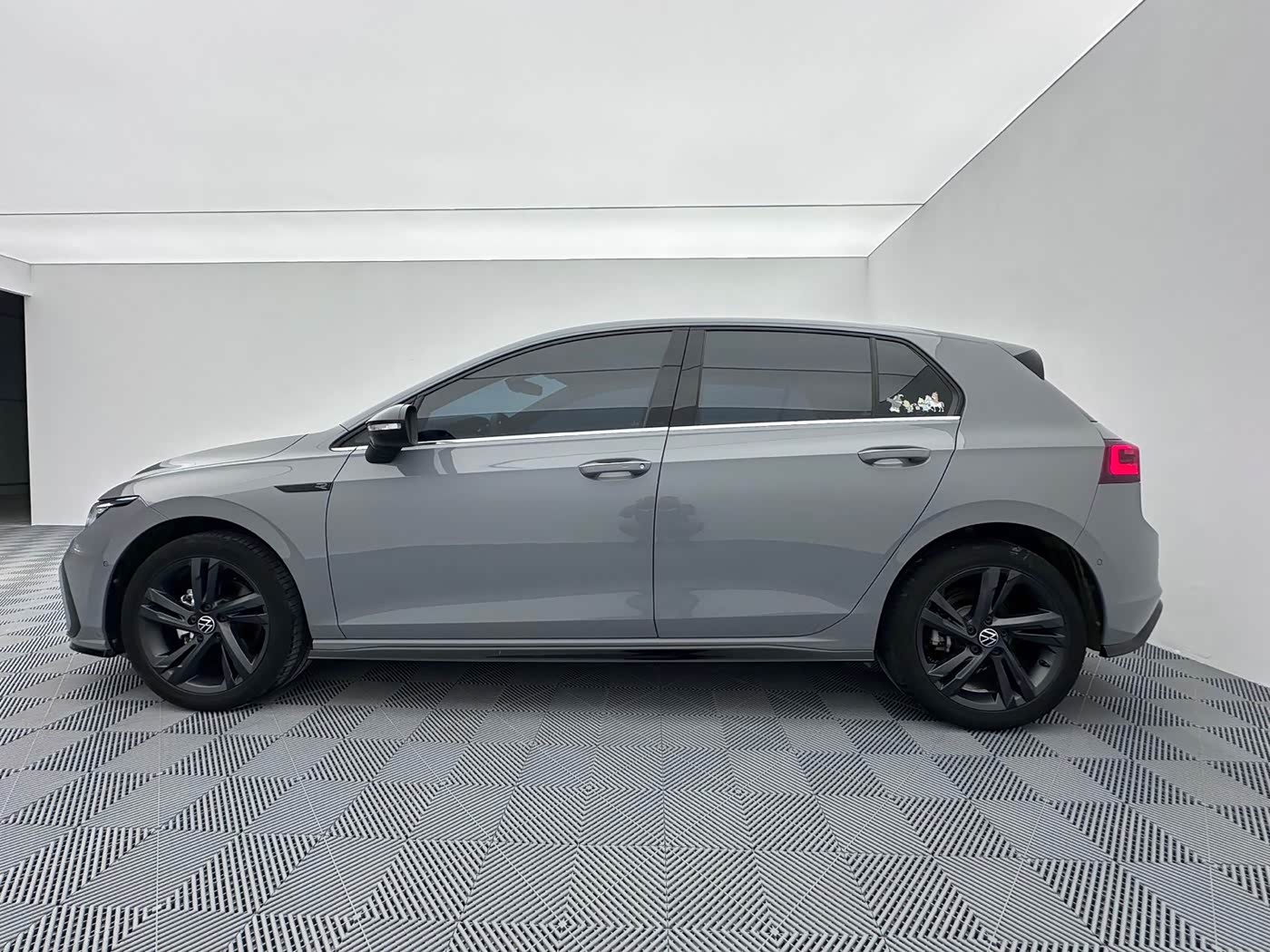 Volkswagen Golf 1.4 л 2023 г. Серебристо-серый, пробег 23000 км