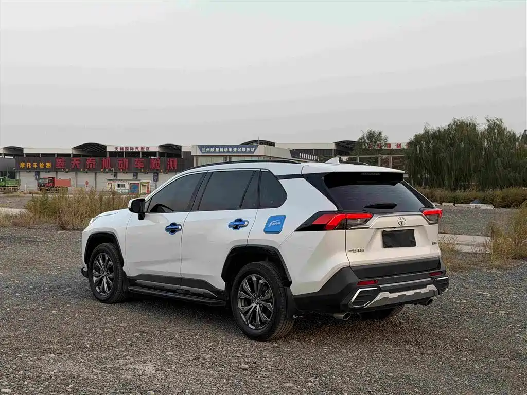 Toyota RAV4 — миниатюра 6
