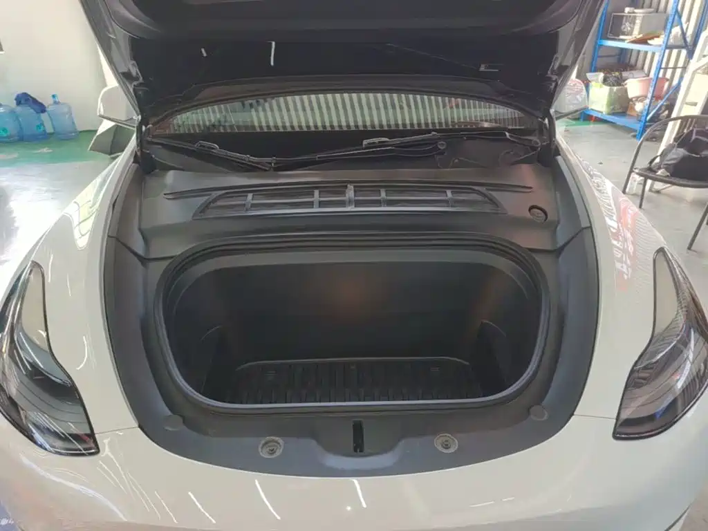 Tesla Model Y — миниатюра 20