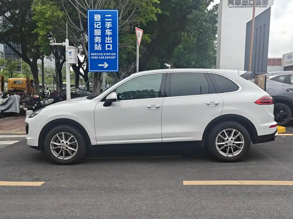 Porsche Cayenne — миниатюра 8