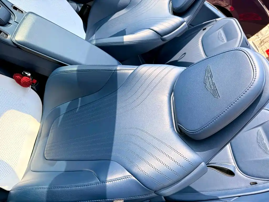 Aston Martin DB11 — миниатюра 9